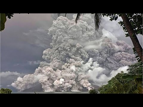 Crazy scenes in Indonesia as the Mount Ruang volcano erupts again