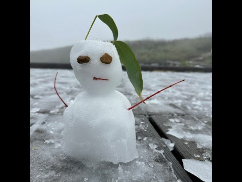 「寒いですけどきれいですね」感動白く覆われる大雪山系旭岳で“初雪” 5合目の姿見の池付近で5センチほど積もる (23/10/03 11:55)