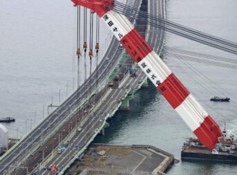 台風21号 タンカーが衝突 損傷した関空連絡橋の橋桁を撤去