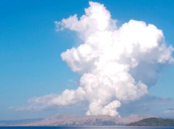 タール火山 噴火