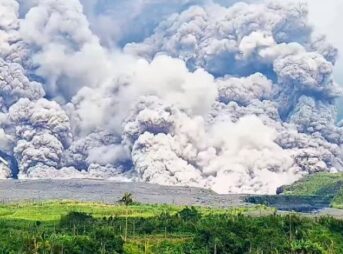 インドネシア ジャワ島スメル火山大規模噴火