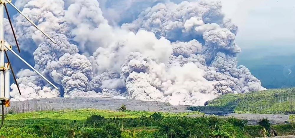 インドネシア ジャワ島スメル火山大規模噴火