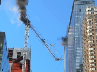 NY市で高層ビル建設用クレーンが炎上し地上に落下 12人負傷