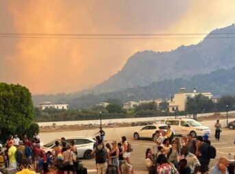 ギリシャのロードス島で山火事が猛威 観光客ら2000人避難