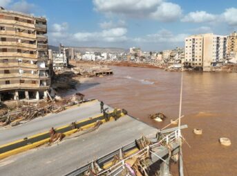 リビアで壊滅的な洪水 嵐による大雨で2基のダムが決壊