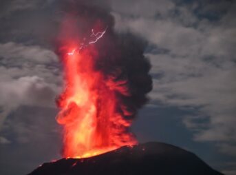 インドネシア・ハルマヘラ島のイブ山が噴火、噴煙が上空4キロに達する 2024年5月以来