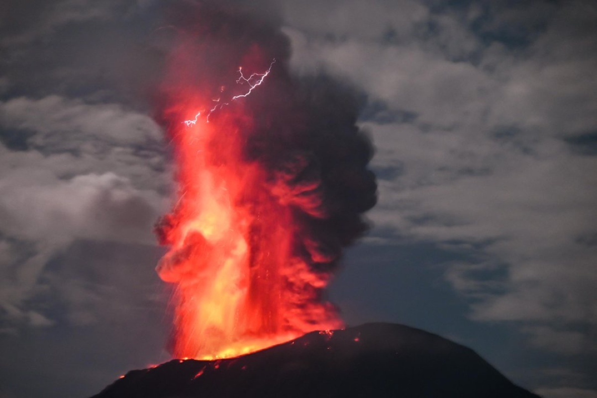 インドネシア・ハルマヘラ島のイブ山が噴火、噴煙が上空4キロに達する 2024年5月以来