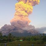 インドネシアのレウォトビ火山で大規模な噴火 気象庁が津波など日本への影響調査