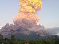 インドネシアのレウォトビ火山で大規模な噴火 気象庁が津波など日本への影響調査