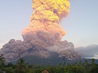 インドネシアのレウォトビ火山で大規模な噴火 気象庁が津波など日本への影響調査