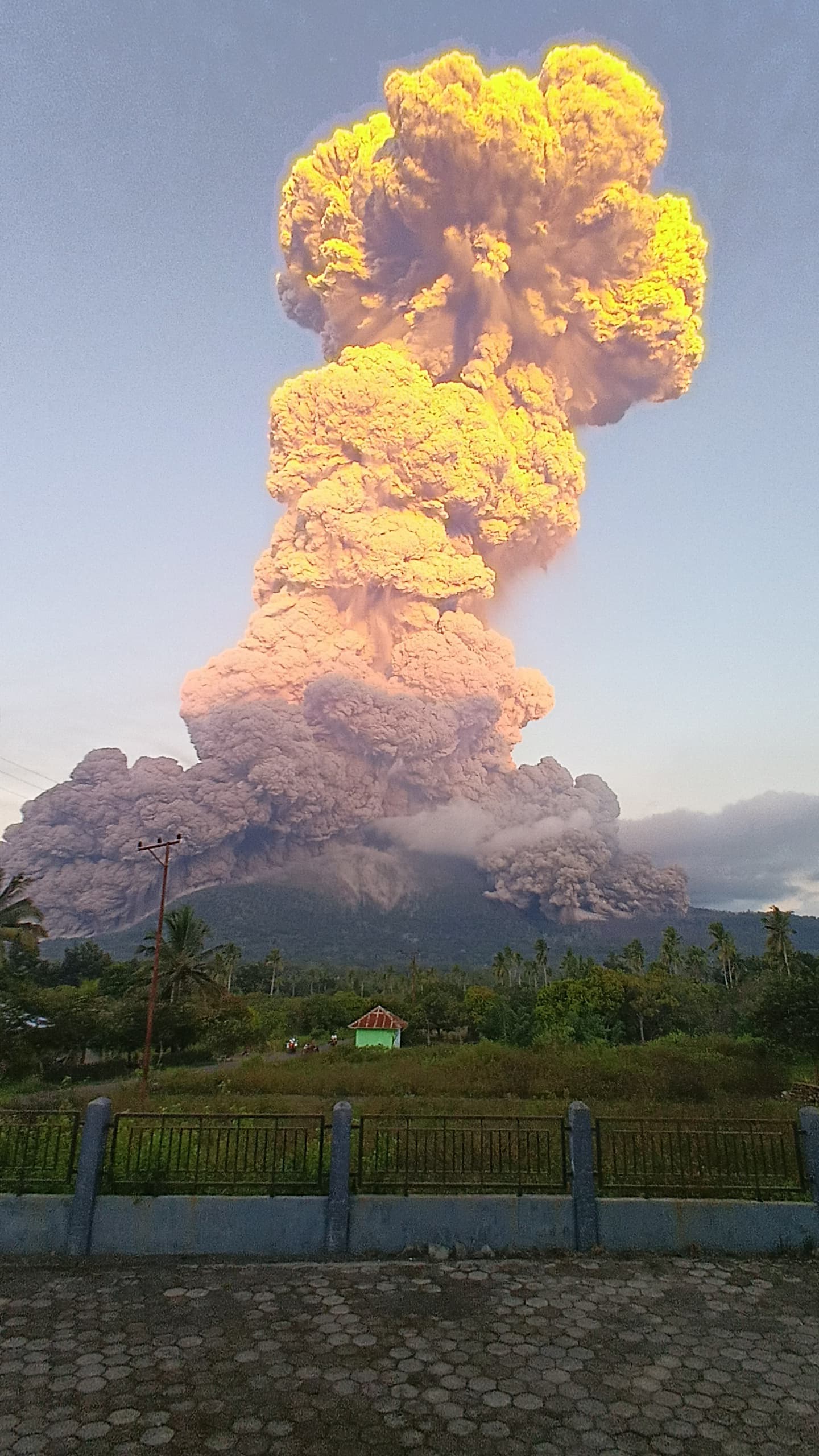 インドネシアのレウォトビ火山で大規模な噴火 気象庁が津波など日本への影響調査